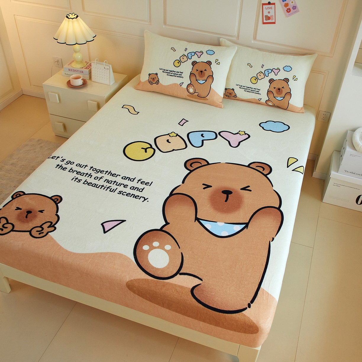 91家纺网 家纺一手货源 找家纺 蘭菲家纺 2025新款保暖舒适卡皮巴拉牛奶绒系列单品床笠 熊巴拉