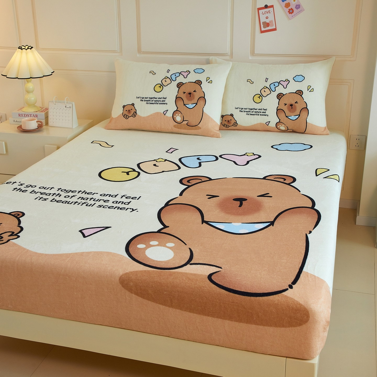 91家纺网 家纺一手货源 找家纺 蘭菲家纺 2025新款保暖舒适卡皮巴拉牛奶绒系列单品床笠 熊巴拉