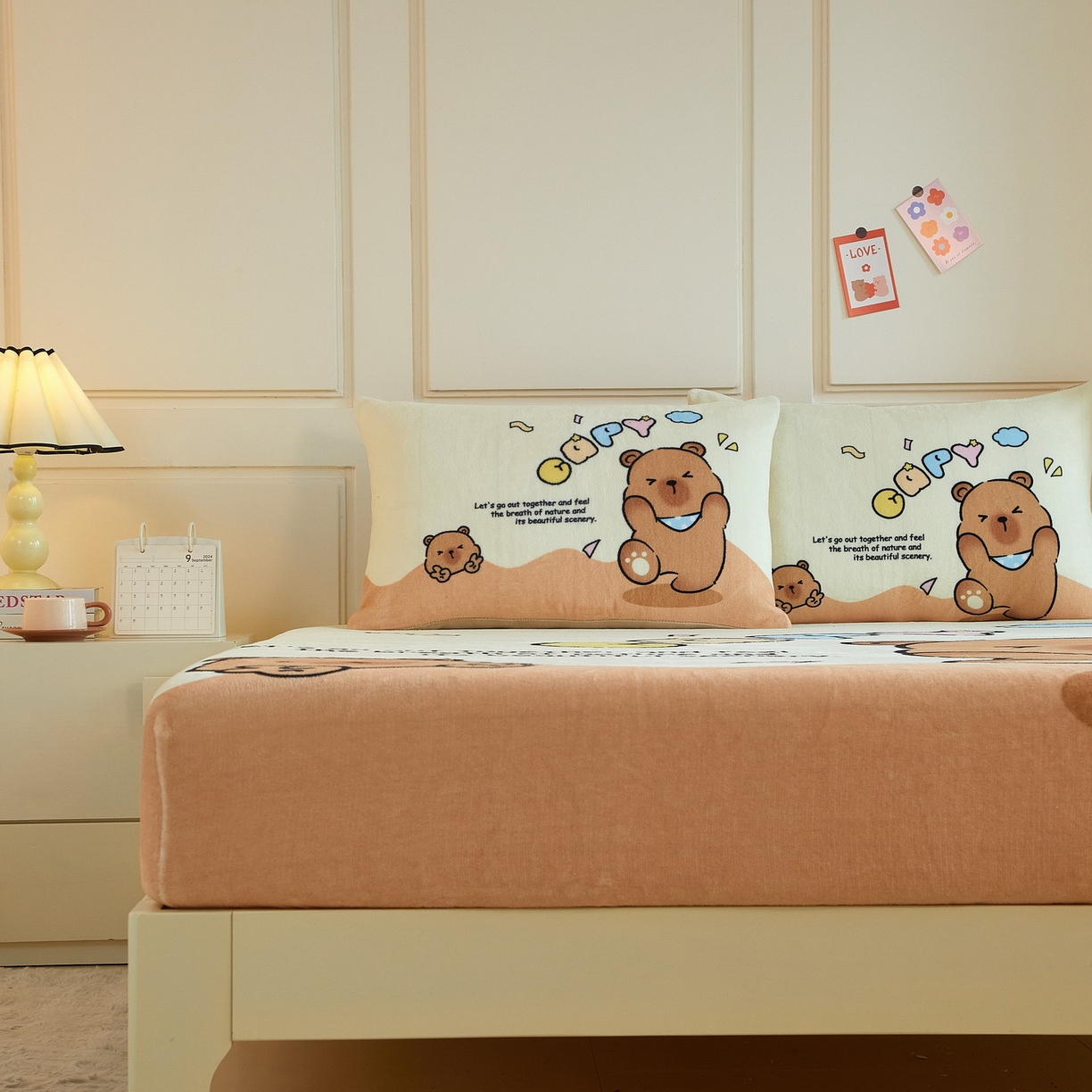 91家纺网 家纺一手货源 找家纺 蘭菲家纺 2025新款保暖舒适卡皮巴拉牛奶绒系列单品床笠 熊巴拉