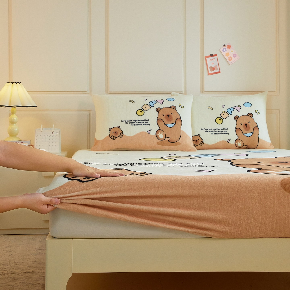 91家纺网 家纺一手货源 找家纺 蘭菲家纺 2025新款保暖舒适卡皮巴拉牛奶绒系列单品床笠 熊巴拉