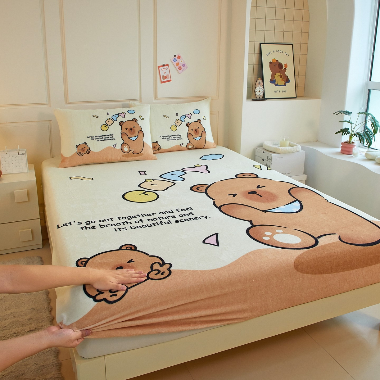 91家纺网 家纺一手货源 找家纺 蘭菲家纺 2025新款保暖舒适卡皮巴拉牛奶绒系列单品床笠 熊巴拉