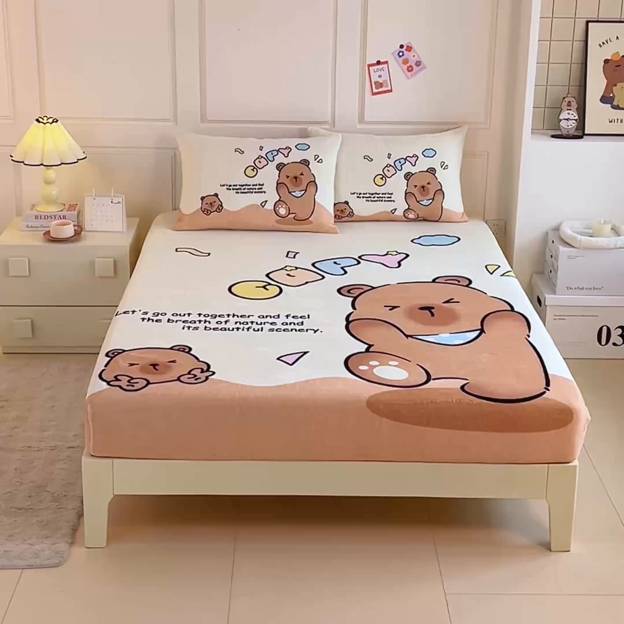 91家纺网 家纺一手货源 找家纺 蘭菲家纺 2025新款保暖舒适卡皮巴拉牛奶绒系列单品床笠 熊巴拉