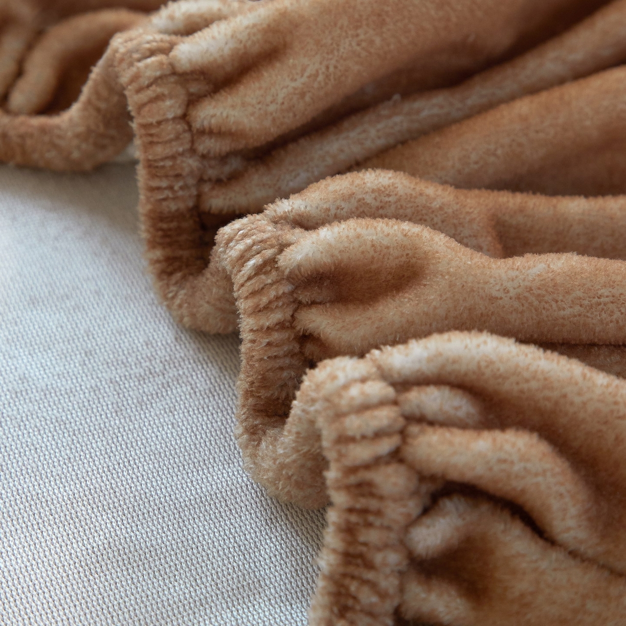 91家纺网 家纺一手货源 找家纺 蘭菲家纺 2025新款保暖舒适卡皮巴拉牛奶绒系列单品床笠 征服拉