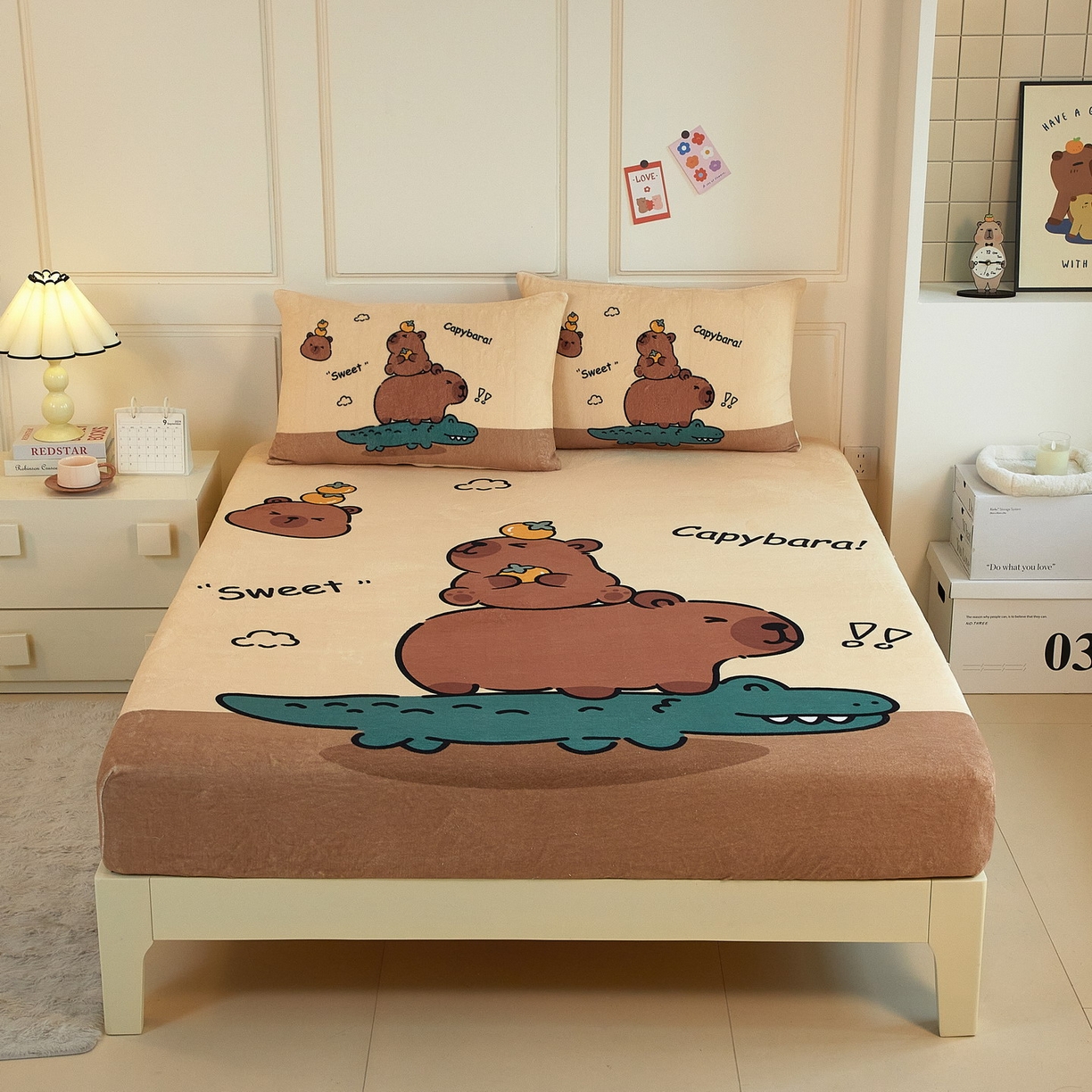 91家纺网 家纺一手货源 找家纺 蘭菲家纺 2025新款保暖舒适卡皮巴拉牛奶绒系列单品床笠 征服拉