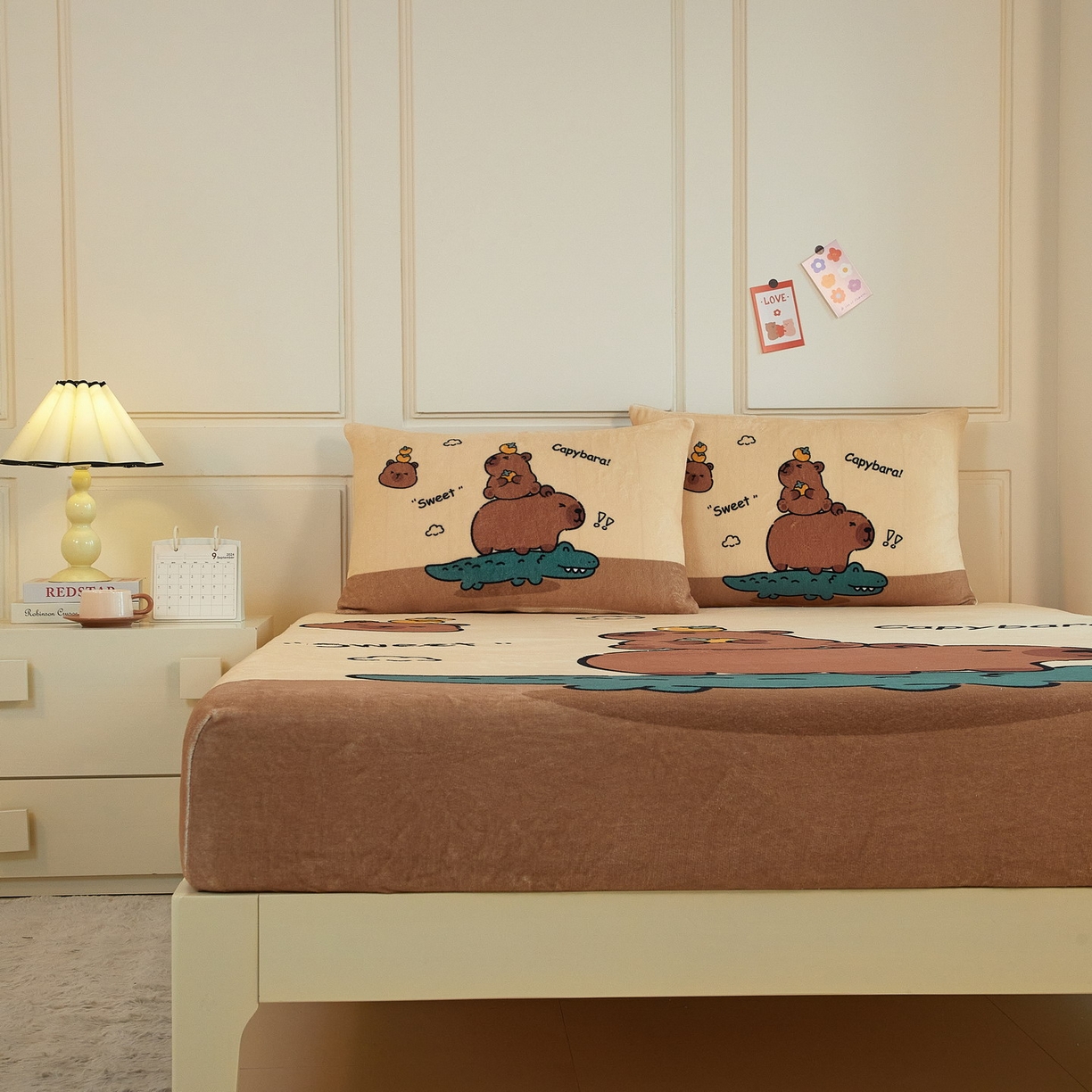 91家纺网 家纺一手货源 找家纺 蘭菲家纺 2025新款保暖舒适卡皮巴拉牛奶绒系列单品床笠 征服拉