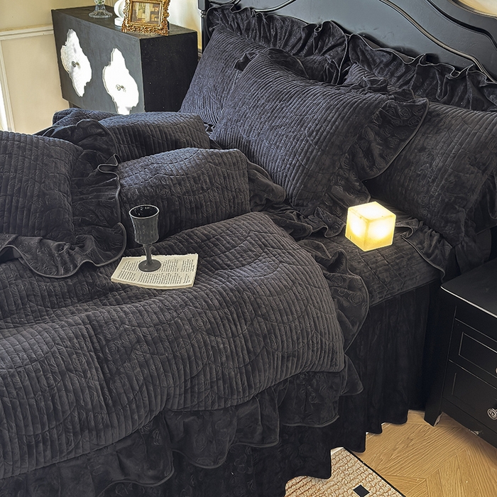 91家纺网 家纺一手货源 找家纺 宜凡家纺 2025新款婴儿绒压花全夹棉床裙四件套 韵雅-黑天鹅