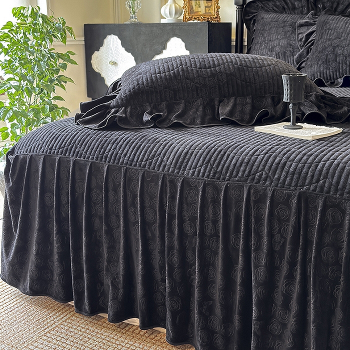 91家纺网 家纺一手货源 找家纺 宜凡家纺 2025新款婴儿绒压花全夹棉床裙四件套 韵雅-黑天鹅