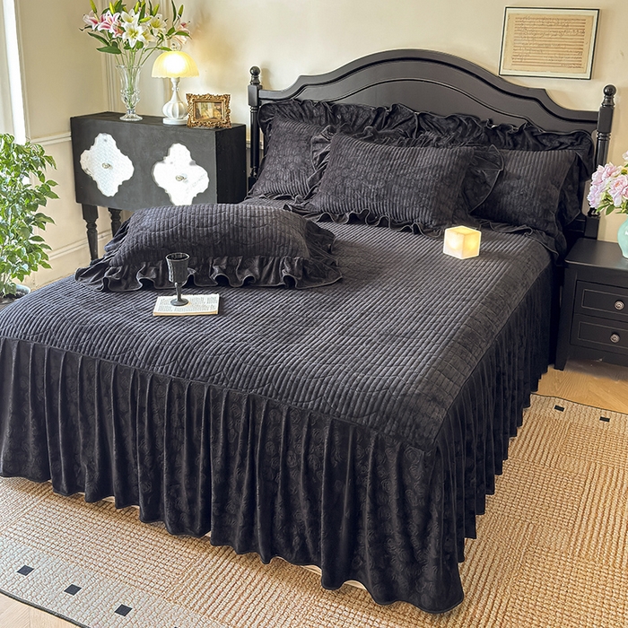 91家纺网 家纺一手货源 找家纺 宜凡家纺 2025新款婴儿绒压花全夹棉床裙四件套 韵雅-黑天鹅