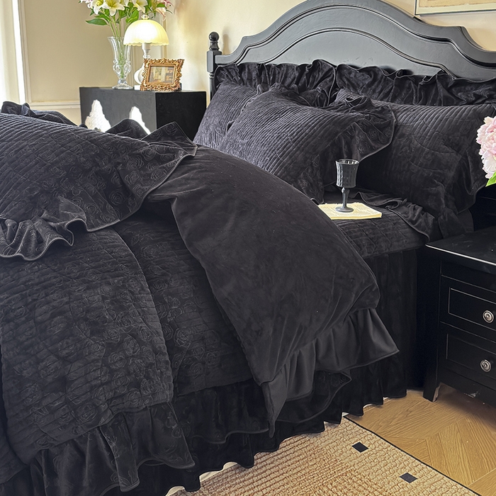 91家纺网 家纺一手货源 找家纺 宜凡家纺 2025新款婴儿绒压花全夹棉床裙四件套 韵雅-黑天鹅