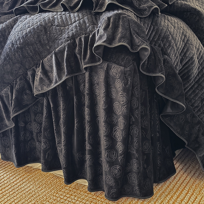 91家纺网 家纺一手货源 找家纺 宜凡家纺 2025新款婴儿绒压花全夹棉床裙四件套 韵雅-黑天鹅