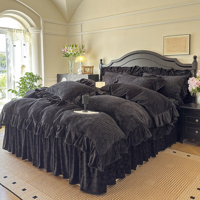 91家纺网 家纺一手货源 找家纺 宜凡家纺 2025新款婴儿绒压花全夹棉床裙四件套 韵雅-黑天鹅