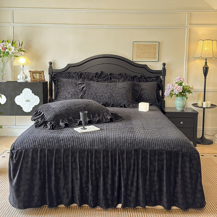 91家纺网 家纺一手货源 找家纺 宜凡家纺 2025新款婴儿绒压花全夹棉床裙四件套 韵雅-黑天鹅