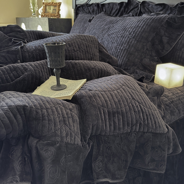 91家纺网 家纺一手货源 找家纺 宜凡家纺 2025新款婴儿绒压花全夹棉床裙四件套 韵雅-黑天鹅