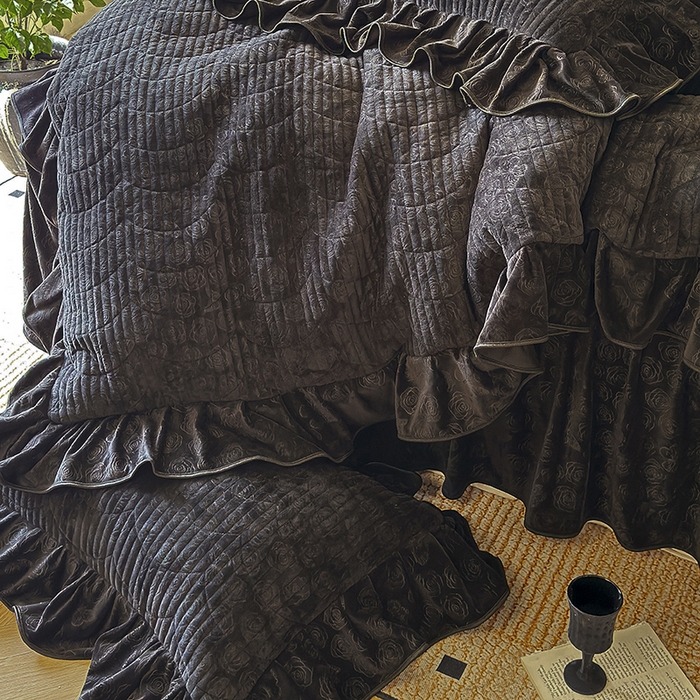 91家纺网 家纺一手货源 找家纺 宜凡家纺 2025新款婴儿绒压花全夹棉床裙四件套 韵雅-黑天鹅