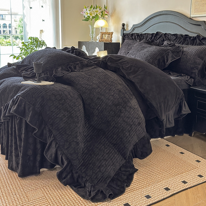 91家纺网 家纺一手货源 找家纺 宜凡家纺 2025新款婴儿绒压花全夹棉床裙四件套 韵雅-黑天鹅