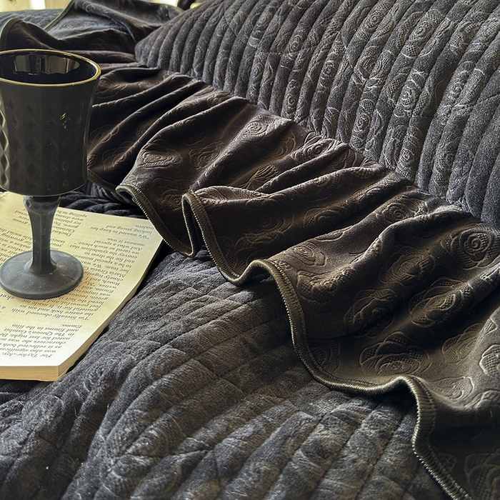 91家纺网 家纺一手货源 找家纺 宜凡家纺 2025新款婴儿绒压花全夹棉床裙四件套 韵雅-黑天鹅