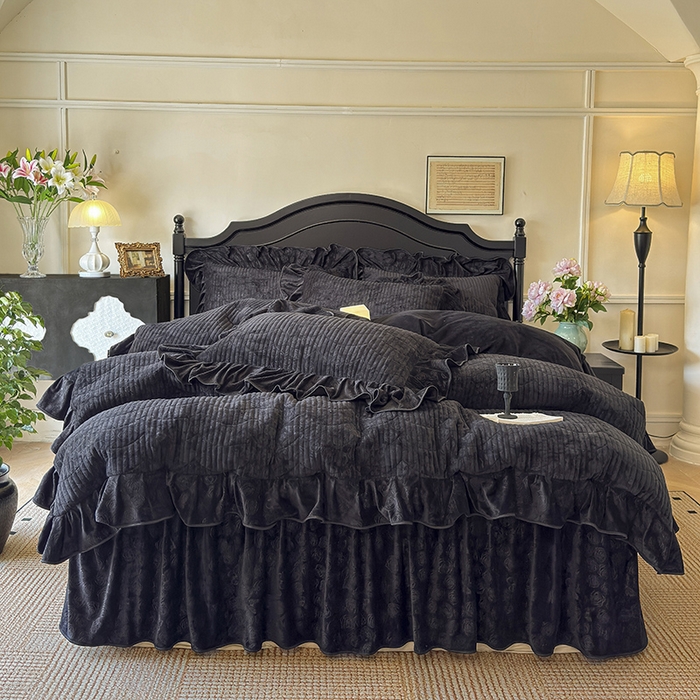 91家纺网 家纺一手货源 找家纺 宜凡家纺 2025新款婴儿绒压花全夹棉床裙四件套 韵雅-黑天鹅