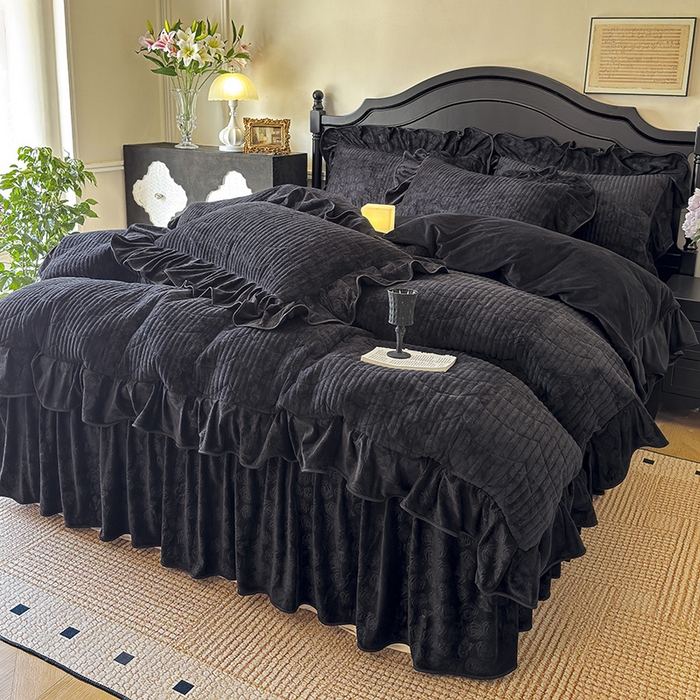 91家纺网 家纺一手货源 找家纺 宜凡家纺 2025新款婴儿绒压花全夹棉床裙四件套 韵雅-黑天鹅