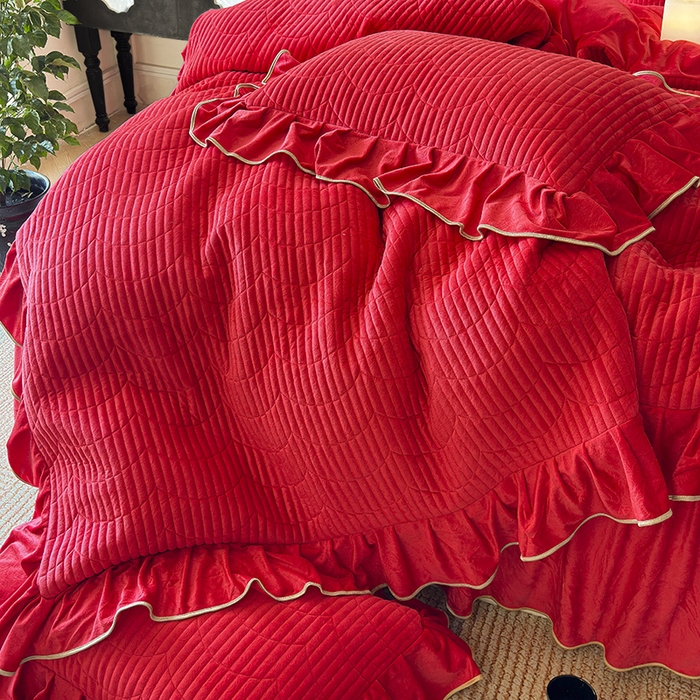 91家纺网 家纺一手货源 找家纺 宜凡家纺 2025新款婴儿绒压花全夹棉床裙四件套 韵雅-中国红