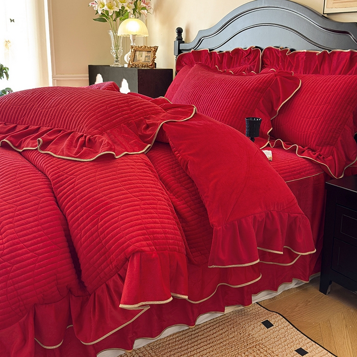 91家纺网 家纺一手货源 找家纺 宜凡家纺 2025新款婴儿绒压花全夹棉床裙四件套 韵雅-中国红