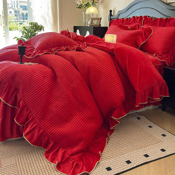 91家纺网 家纺一手货源 找家纺 宜凡家纺 2025新款婴儿绒压花全夹棉床裙四件套 韵雅-中国红