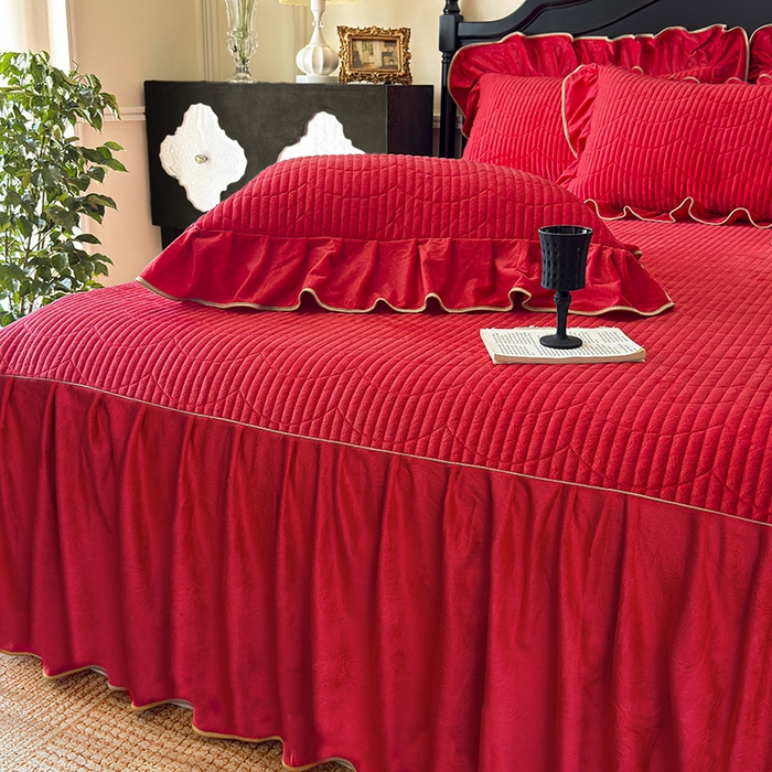 91家纺网 家纺一手货源 找家纺 宜凡家纺 2025新款婴儿绒压花全夹棉床裙四件套 韵雅-中国红