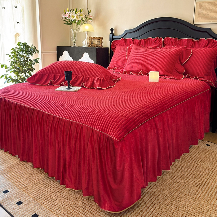 91家纺网 家纺一手货源 找家纺 宜凡家纺 2025新款婴儿绒压花全夹棉床裙四件套 韵雅-中国红