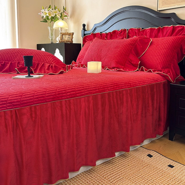 91家纺网 家纺一手货源 找家纺 宜凡家纺 2025新款婴儿绒压花全夹棉床裙四件套 韵雅-中国红