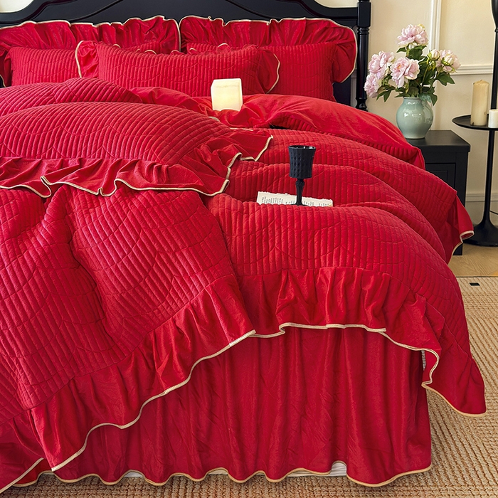 91家纺网 家纺一手货源 找家纺 宜凡家纺 2025新款婴儿绒压花全夹棉床裙四件套 韵雅-中国红