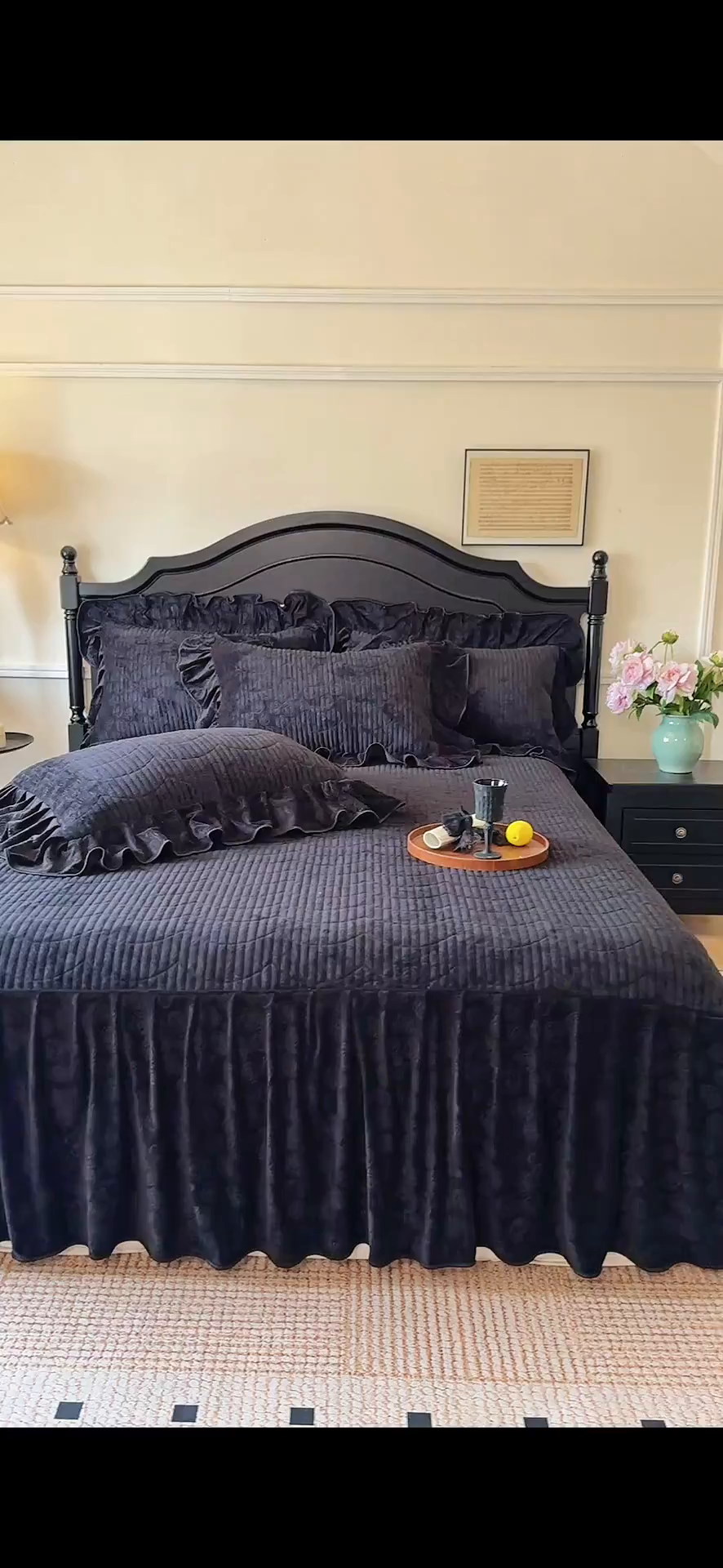 91家纺网 家纺一手货源 找家纺 宜凡家纺 2025新款婴儿绒压花全夹棉床裙四件套 韵雅-黑天鹅