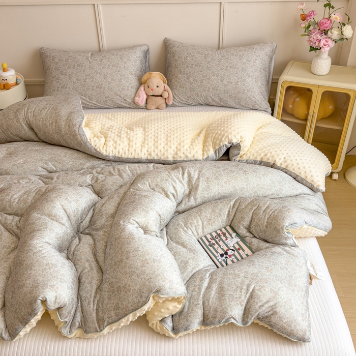 91家纺网 家纺一手货源 找家纺 米菲 2025新款针织豆豆冬被被子被芯 花海-灰