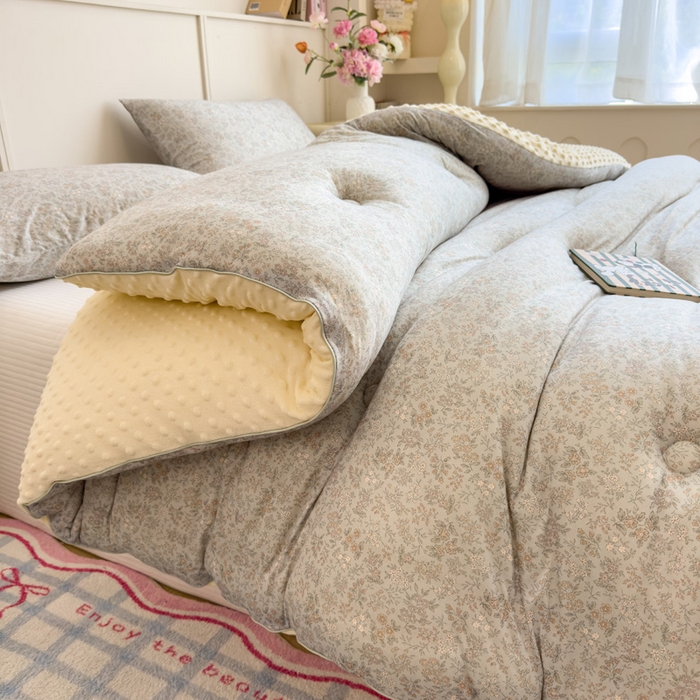 91家纺网 家纺一手货源 找家纺 米菲 2025新款针织豆豆冬被被子被芯 花海-灰