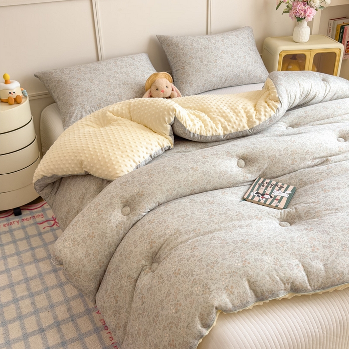 91家纺网 家纺一手货源 找家纺 米菲 2025新款针织豆豆冬被被子被芯 花海-灰