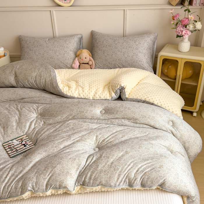 91家纺网 家纺一手货源 找家纺 米菲 2025新款针织豆豆冬被被子被芯 花海-灰