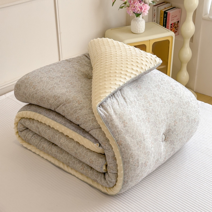 91家纺网 家纺一手货源 找家纺 米菲 2025新款针织豆豆冬被被子被芯 花海-灰