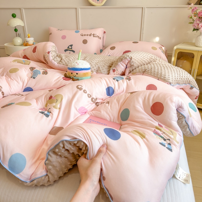 91家纺网 家纺一手货源 找家纺 米菲 2025新款针织豆豆冬被被子被芯 时尚女孩