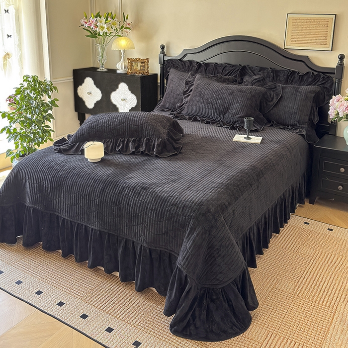 91家纺网 家纺一手货源 找家纺 宜凡家纺 2025新款婴儿绒压花全夹棉床盖四件套 韵雅-黑天鹅