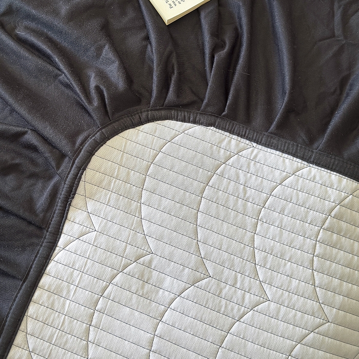 91家纺网 家纺一手货源 找家纺 宜凡家纺 2025新款婴儿绒压花全夹棉床盖四件套 韵雅-黑天鹅