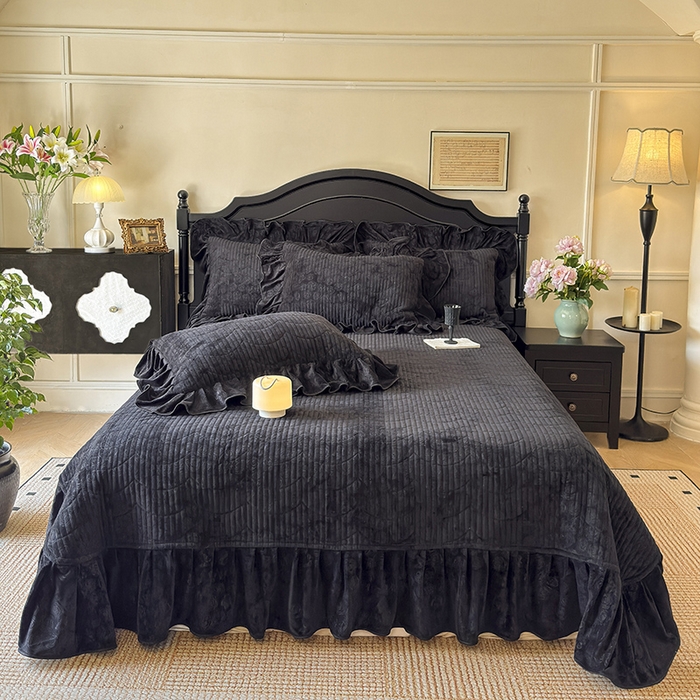 91家纺网 家纺一手货源 找家纺 宜凡家纺 2025新款婴儿绒压花全夹棉床盖四件套 韵雅-黑天鹅