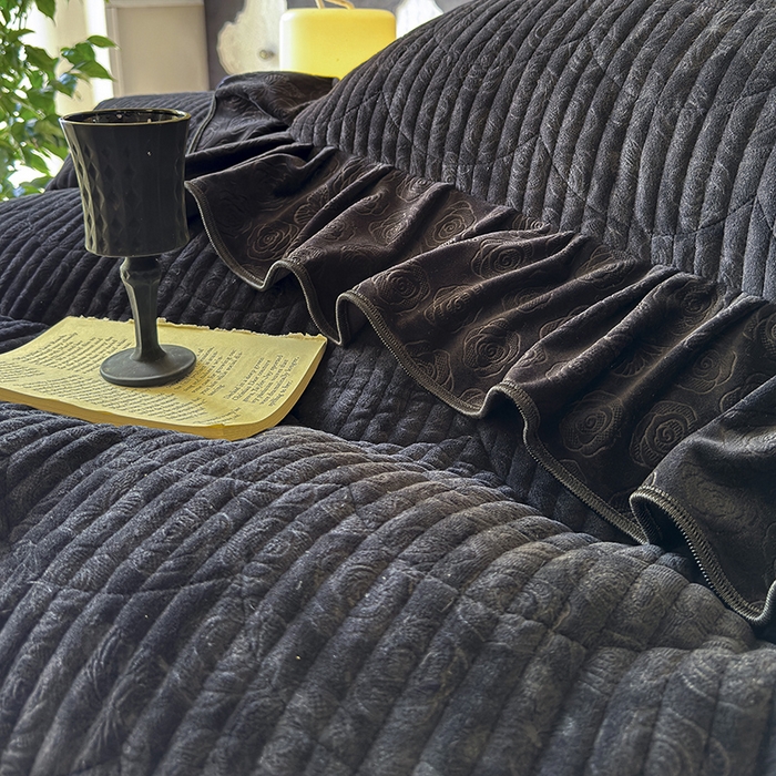 91家纺网 家纺一手货源 找家纺 宜凡家纺 2025新款婴儿绒压花全夹棉床盖四件套 韵雅-黑天鹅