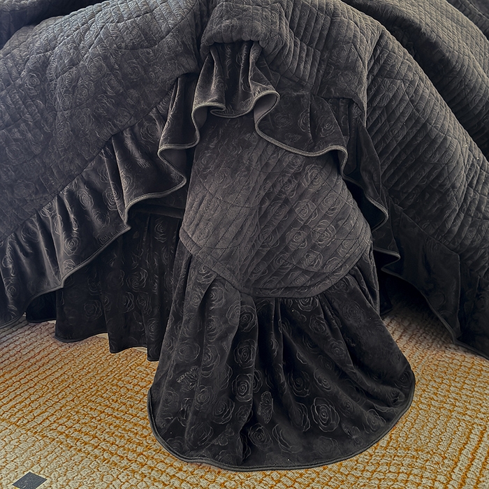 91家纺网 家纺一手货源 找家纺 宜凡家纺 2025新款婴儿绒压花全夹棉床盖四件套 韵雅-黑天鹅