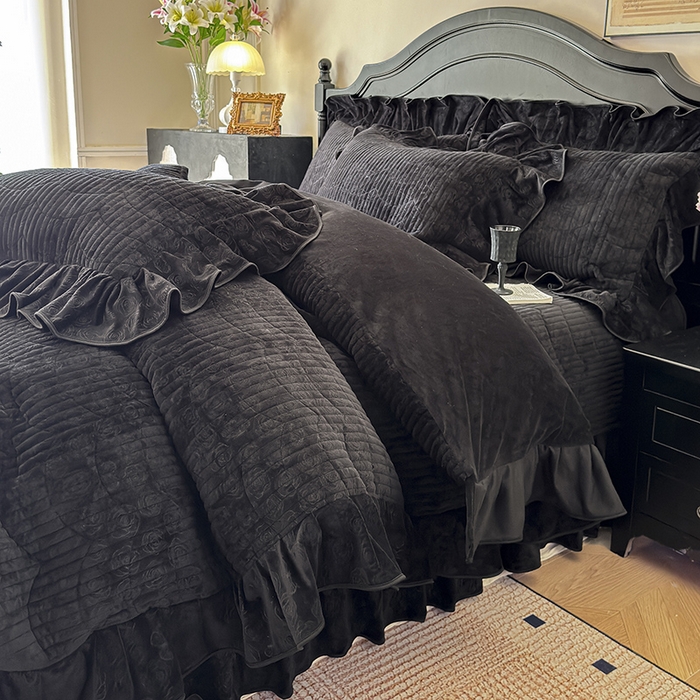 91家纺网 家纺一手货源 找家纺 宜凡家纺 2025新款婴儿绒压花全夹棉床盖四件套 韵雅-黑天鹅