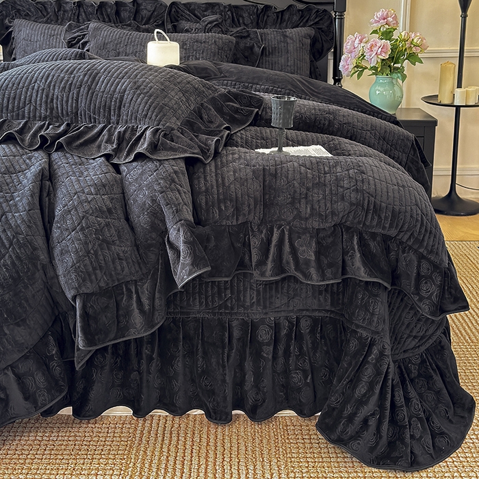 91家纺网 家纺一手货源 找家纺 宜凡家纺 2025新款婴儿绒压花全夹棉床盖四件套 韵雅-黑天鹅