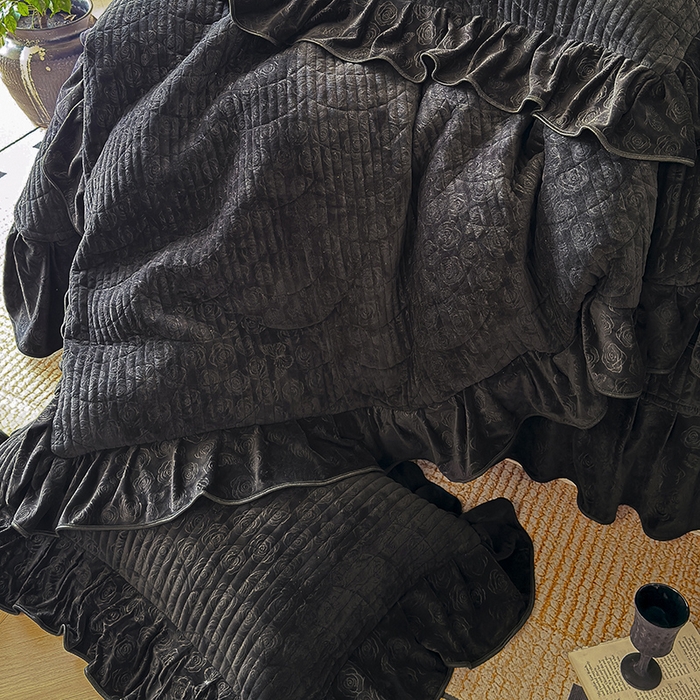 91家纺网 家纺一手货源 找家纺 宜凡家纺 2025新款婴儿绒压花全夹棉床盖四件套 韵雅-黑天鹅