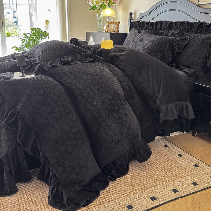 91家纺网 家纺一手货源 找家纺 宜凡家纺 2025新款婴儿绒压花全夹棉床盖四件套 韵雅-黑天鹅