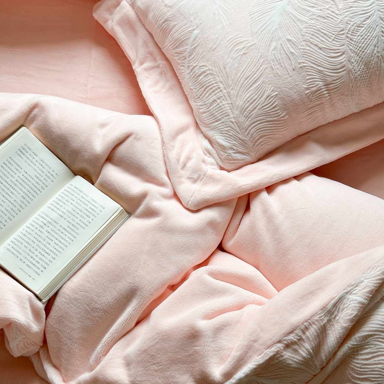 91家纺网 家纺一手货源 找家纺 时亿家居 2025新款280g牛奶绒四件套-轻羽 轻羽-粉色