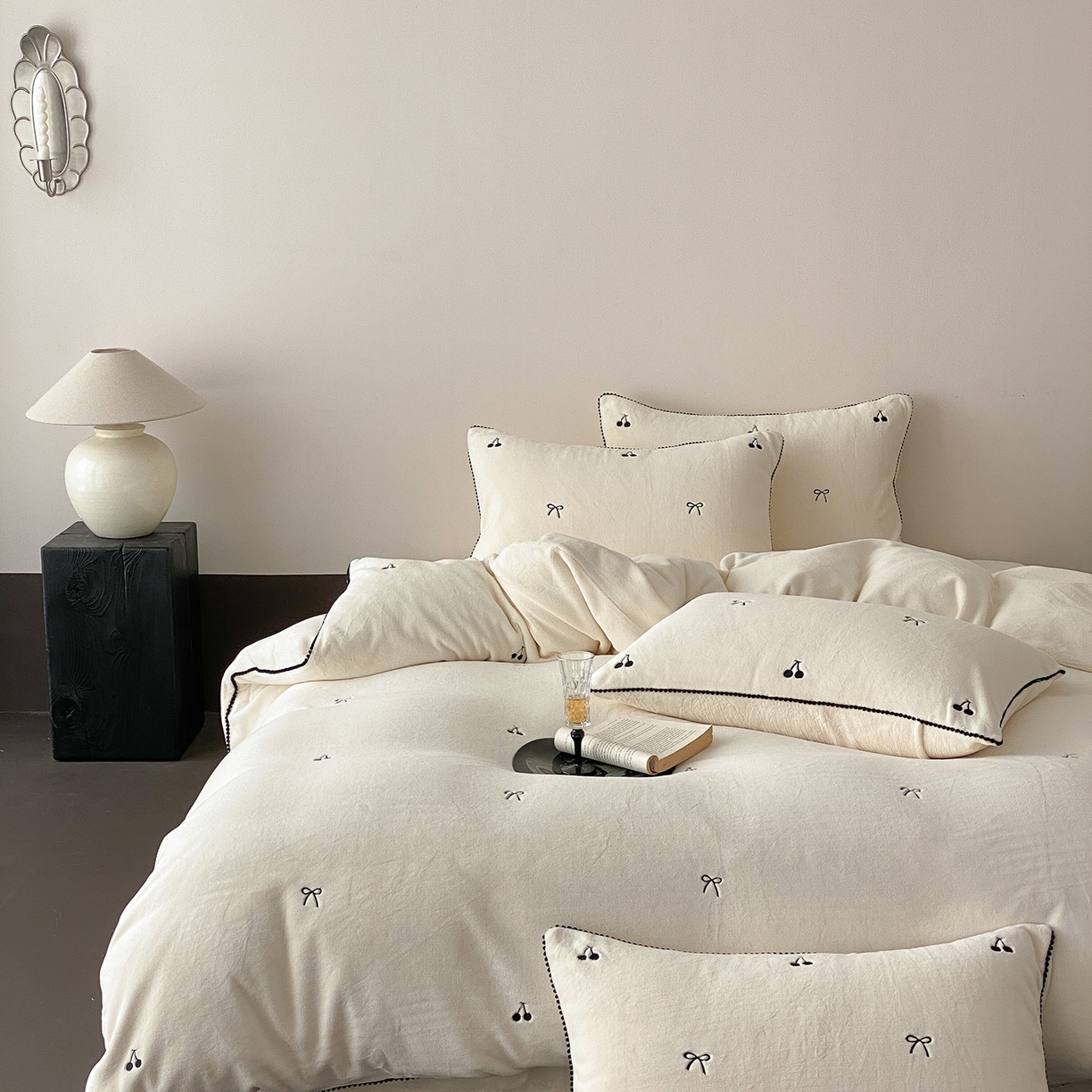 （总）时亿家居 2025新款280g牛奶绒四件套-黑樱梦境