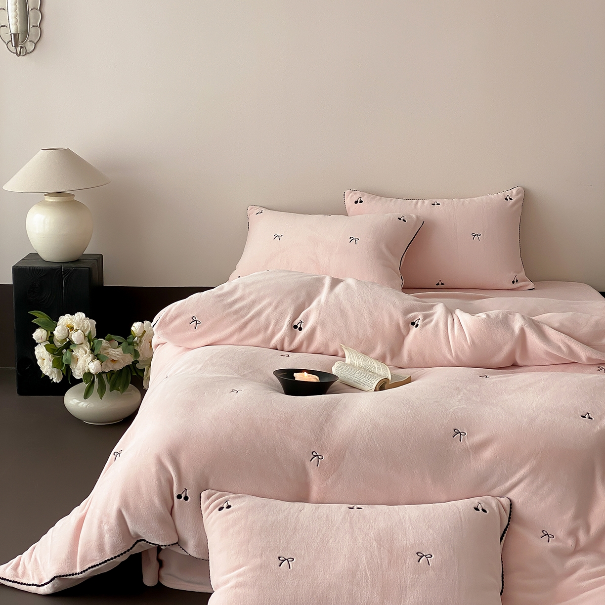 91家纺网 家纺一手货源 找家纺 （总）时亿家居 2025新款280g牛奶绒四件套-黑樱梦境