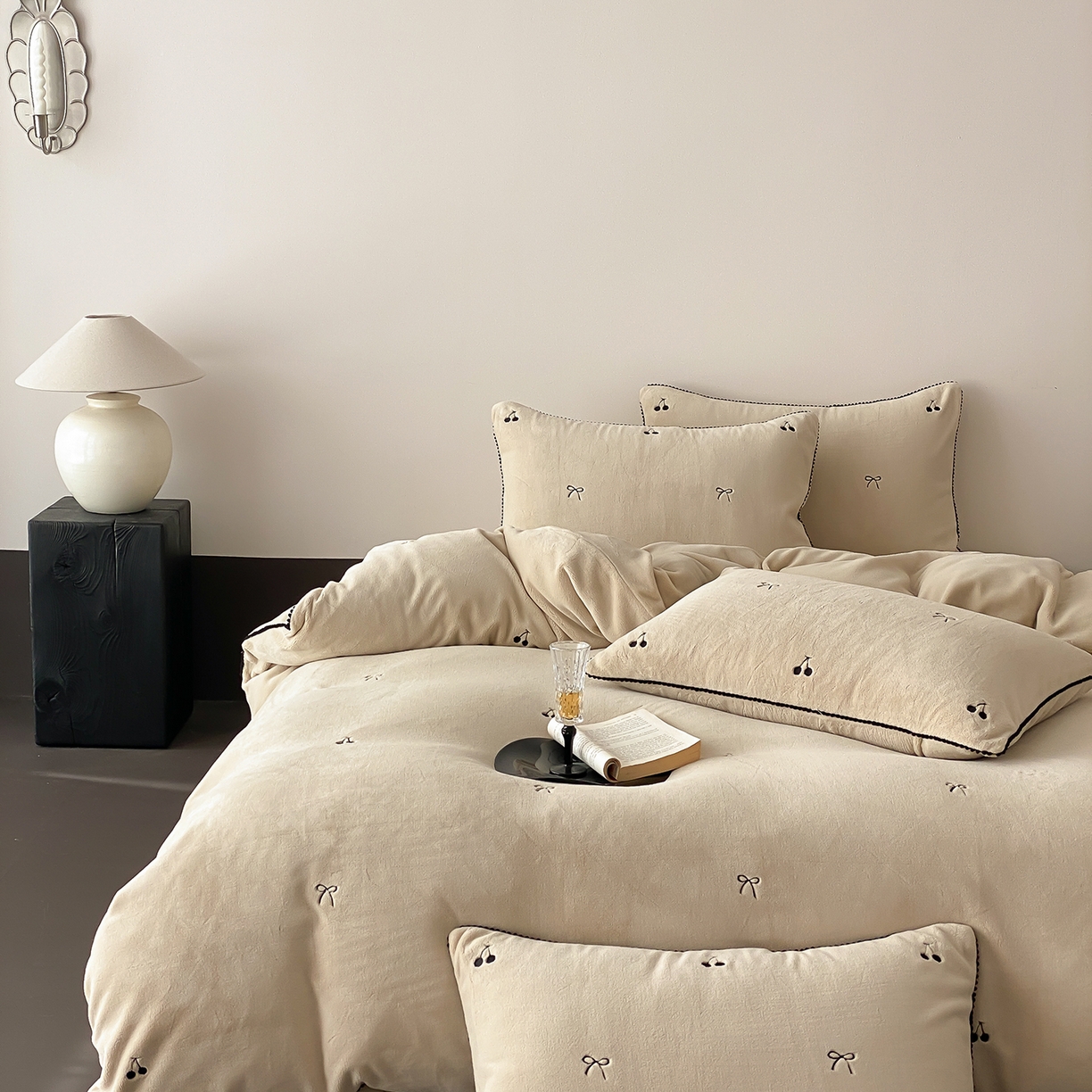 91家纺网 家纺一手货源 找家纺 （总）时亿家居 2025新款280g牛奶绒四件套-黑樱梦境