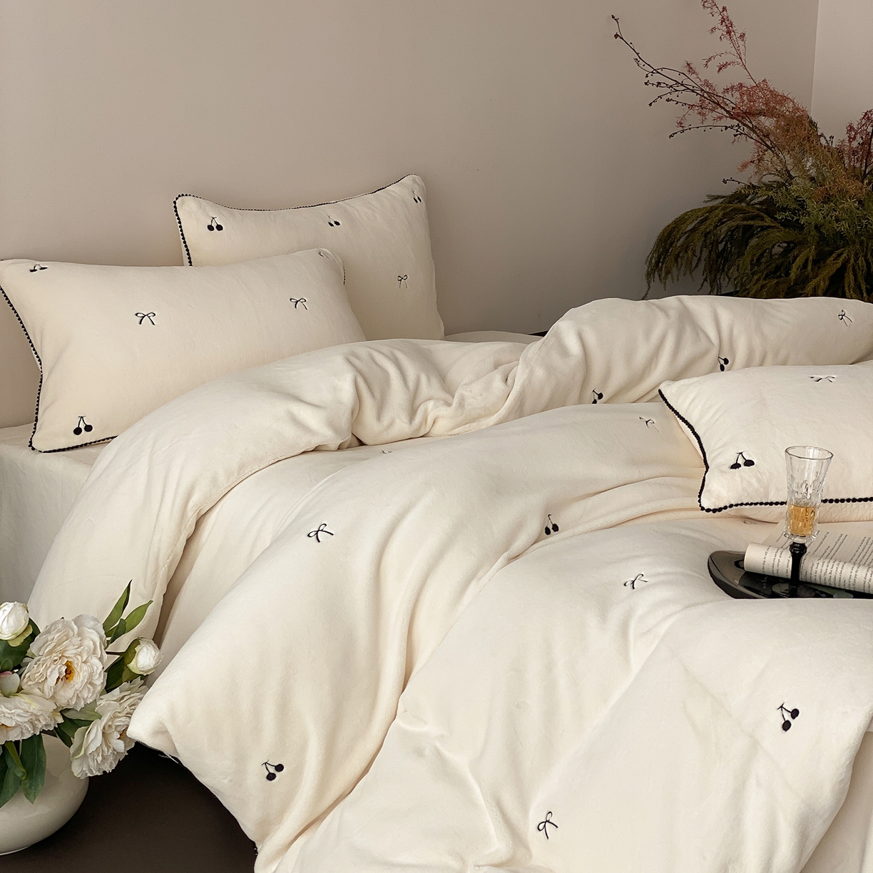 91家纺网 家纺一手货源 找家纺 （总）时亿家居 2025新款280g牛奶绒四件套-黑樱梦境